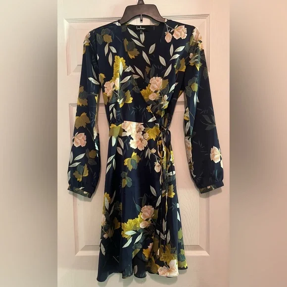 💐 Lulu’s “Love Is Life” Navy Floral Print Satin Wrap Dress - Picture 5 of 10